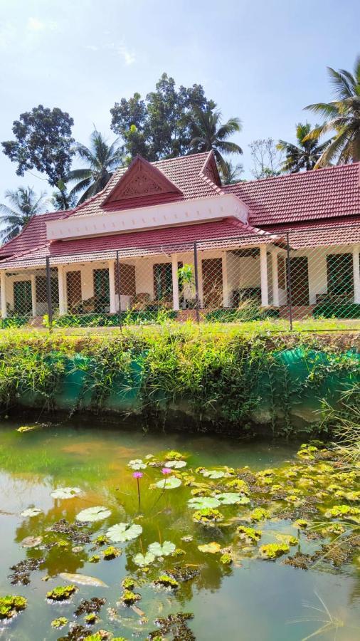 Hotel The Royal Island à Mundrothuruth Extérieur photo