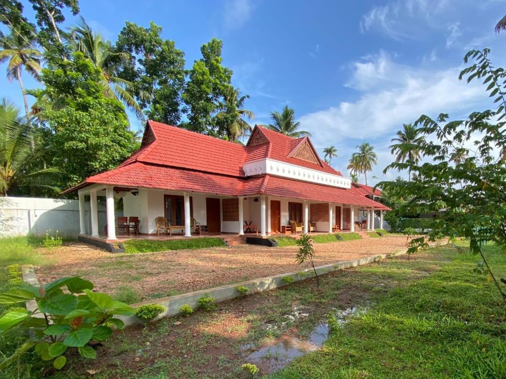Hotel The Royal Island à Mundrothuruth Extérieur photo